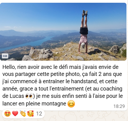 Capture d’un message partageant un handstand en extérieur.